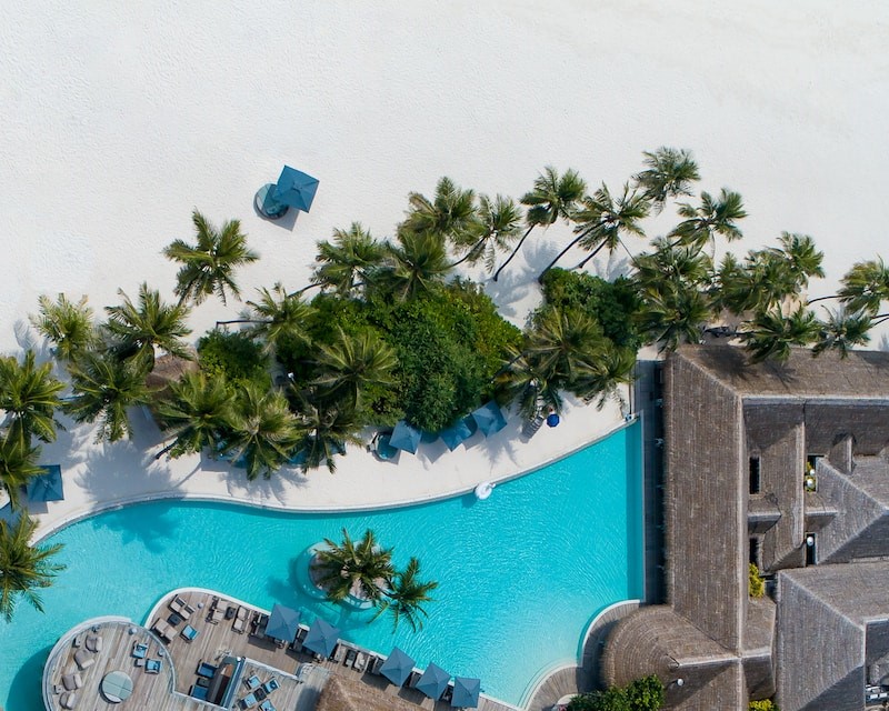 joie d'une piscine en bord de mer